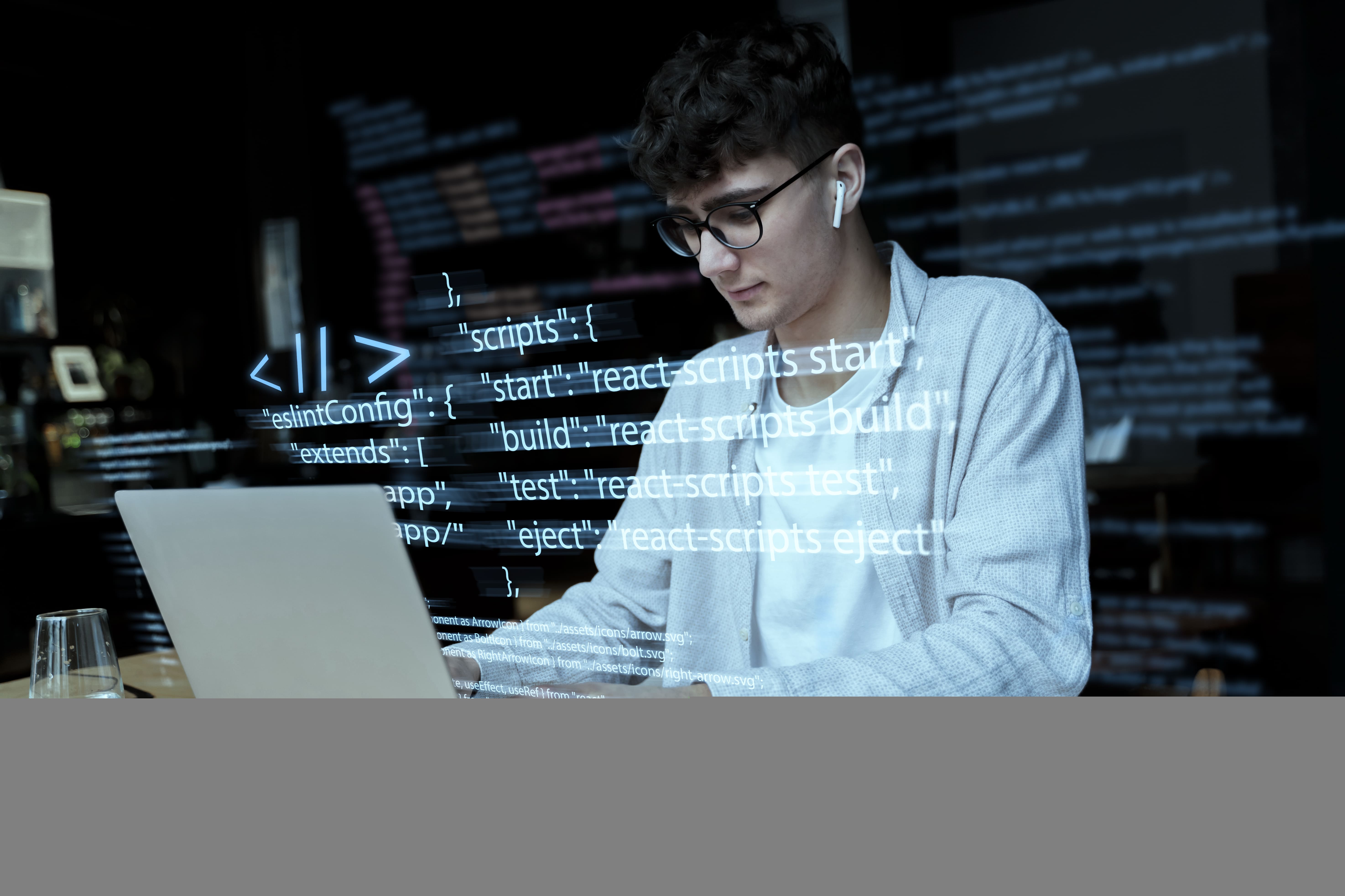 Lernende Person am Laptop mit Android-Projekt